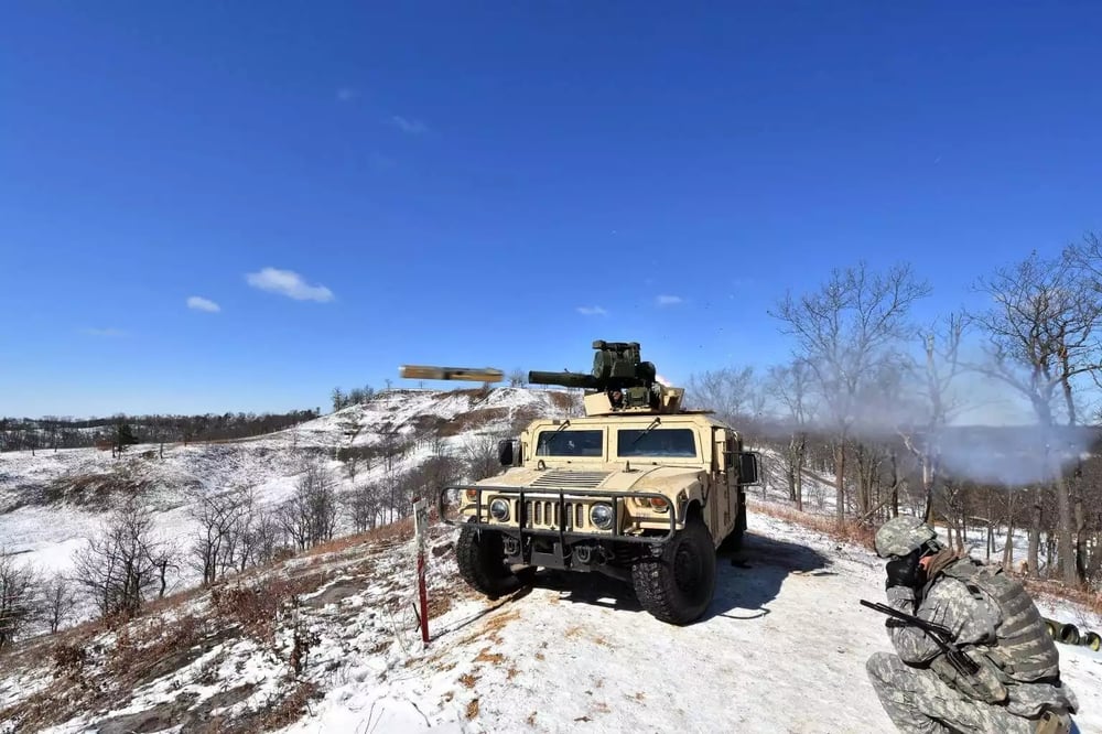 Missiles TOW (Tube-Launched, Optically-Tracked, Wire-Guided)