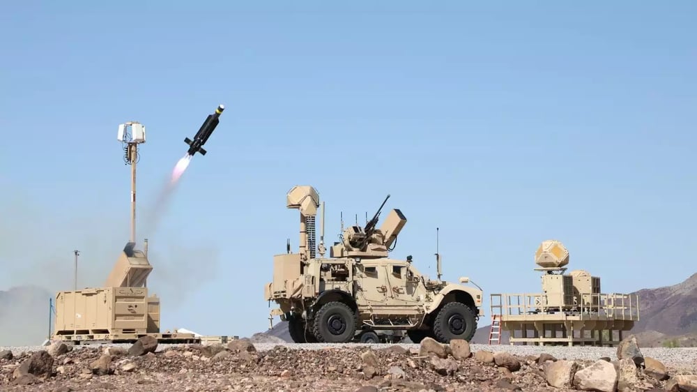 (de g. à dr.) Tir d'un drone anti-drone Coyote Block 2 depuis un FS-LIDS, véhicule blindé M-ATV du système M-LIDS et un radar KuRFS palettisé.