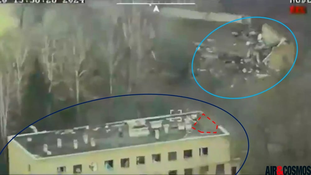 La vidéo du drone de reconnaissance ukrainien démontre clairement qu'un bâtiment a été totalement détruit (bleu clair) et un second (bleu foncé) touché par un missile qui a probablement explosé à l'intérieur.