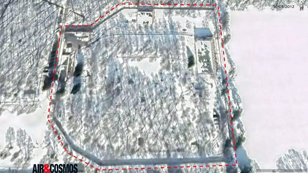Une image satellite de 2012 montre clairement que la zone ciblée dispose de son propre mur d'enceinte.