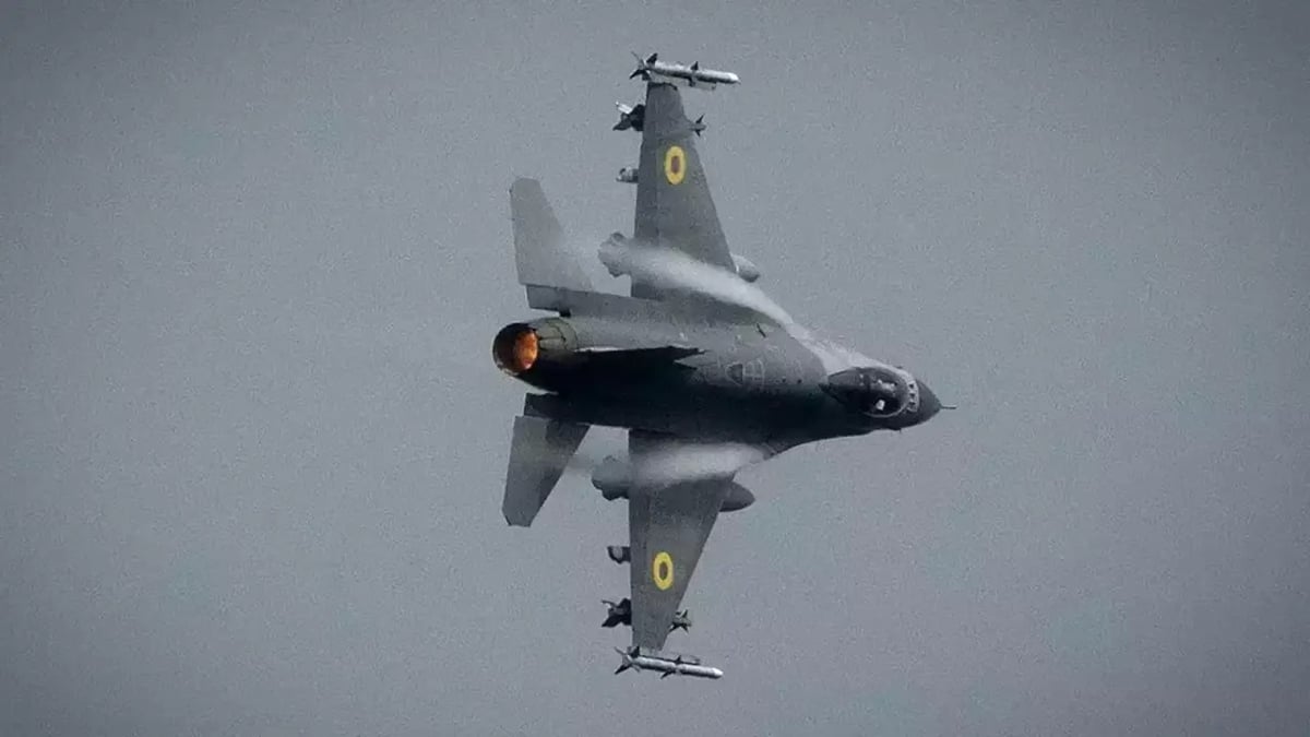 F-16AM Fighting Falcon ukrainien en configuration air-air lors d'un virage serré.