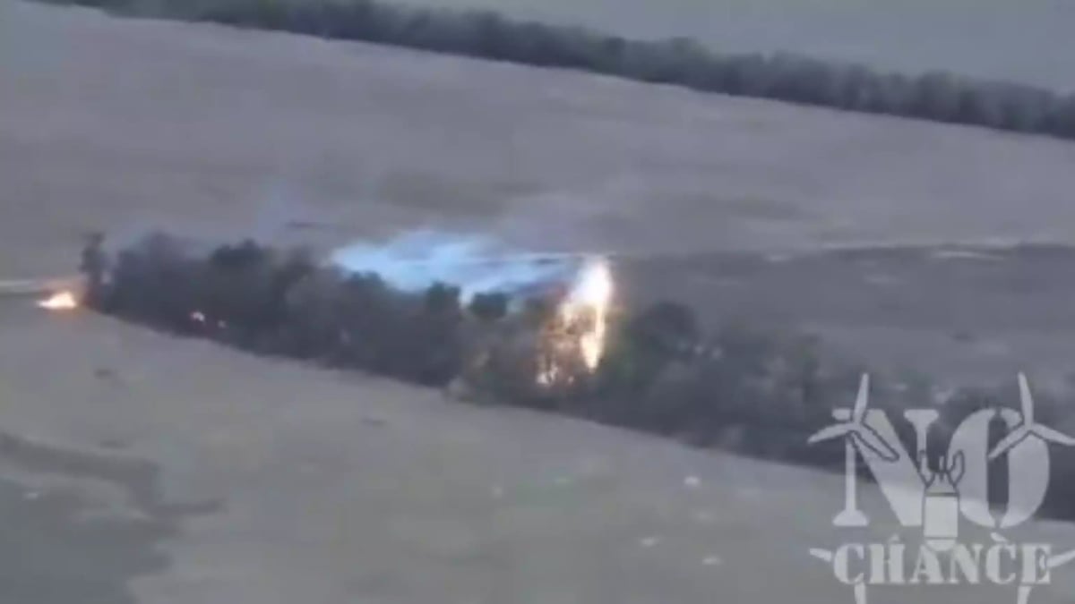 Un drone ukrainien tapisse une tranchée russe de thermite dans un sous-bois (2 septembre 2022).