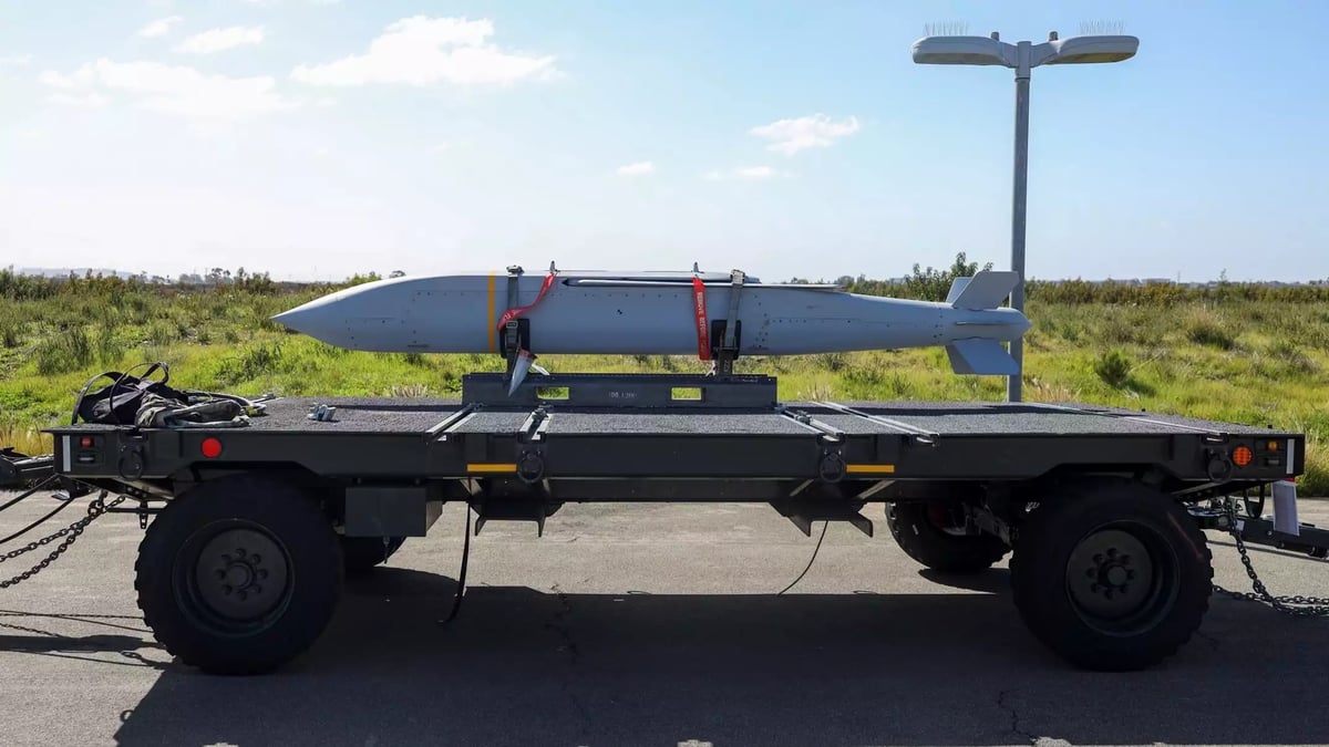 Bombe planante AGM-154 Joint Standoff Weapon (JSOW) juste avant son tout premier emport à bord d'un F-35C Lightning II (8 mars 2024).