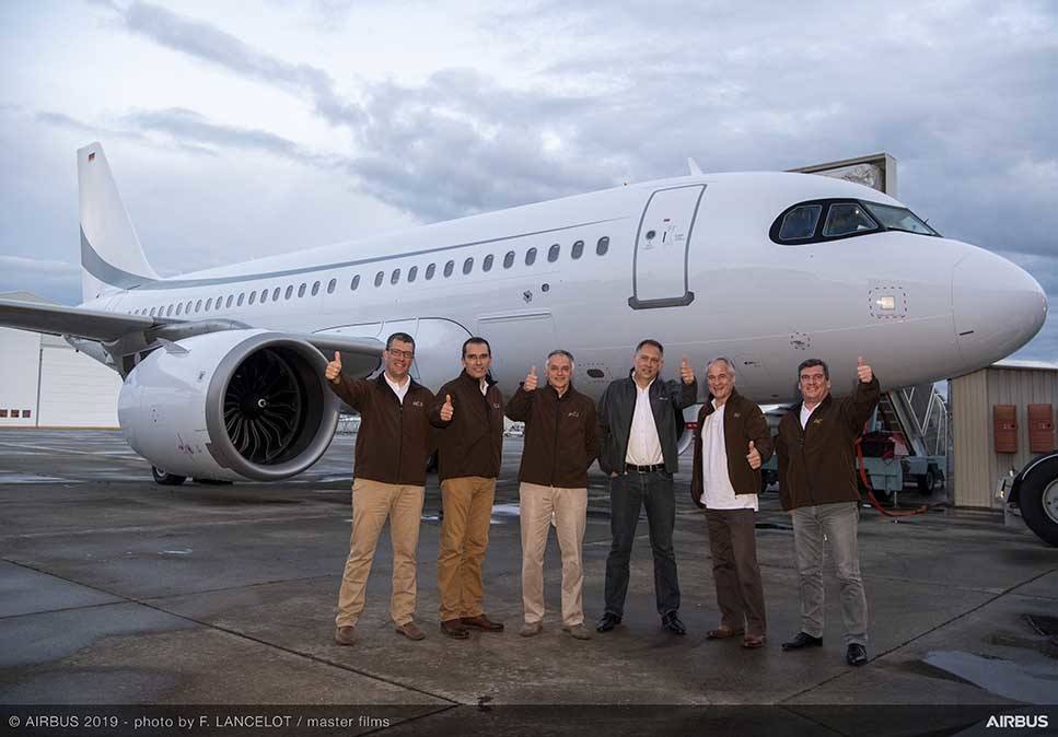 L'équipage du vol record de l'Airbus ACJ319neo.