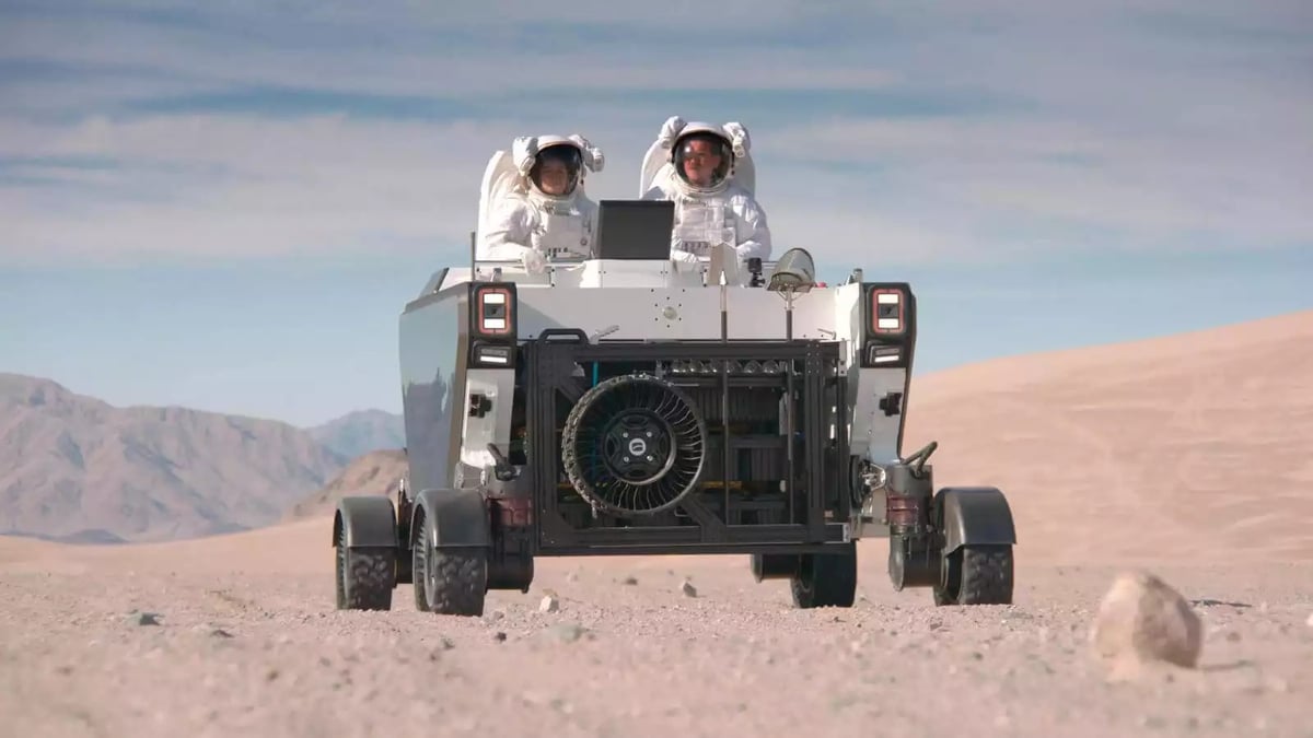 Essais terrestres de l’astromobile, avec l’astronaute Chris Hadfield (à droite).