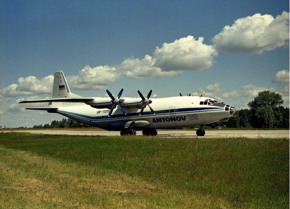 L'Antonov 12 peut transporter jusqu'à 60 personnes ou 20 tonnes de fret.