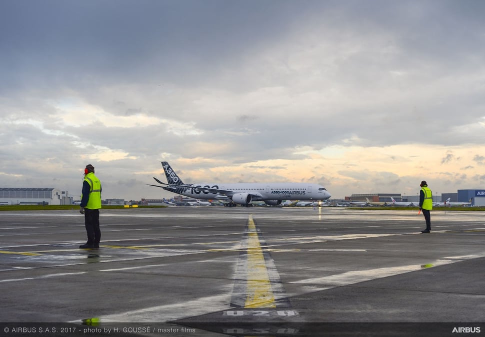C'est le troisième Airbus A350-1000 d'essai qui sera présent au Bourget 2017. Il est équipé d'une cabine passagers.
