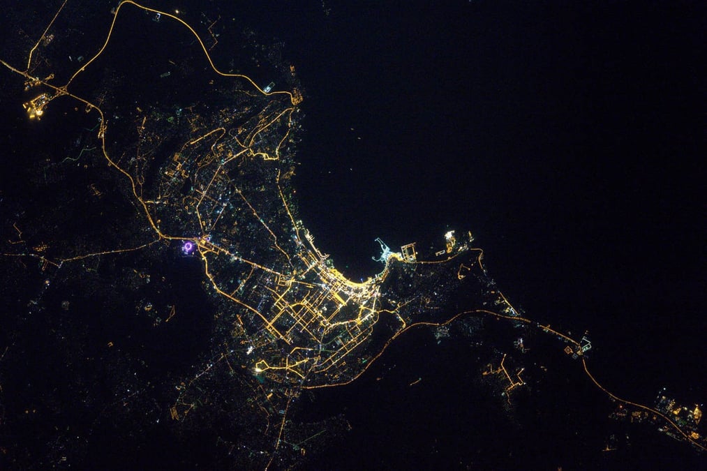 Bakou de nuit, sur la rive occidentale de la mer Caspienne, vue depuis l’ISS.