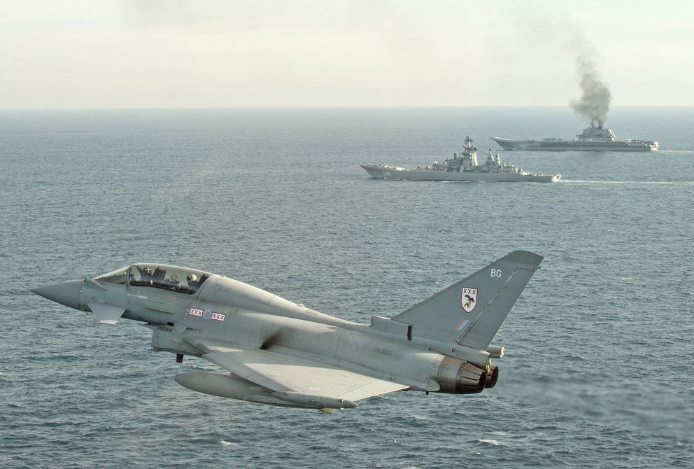 Le Kuznetsov accompagné par des Typhoon