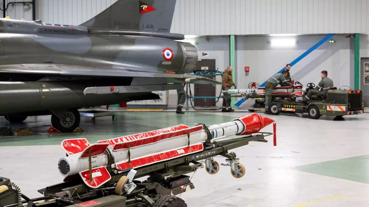 Chargement de missiles air-air Mica IR sous un Mirage 2000D RMV (9 février 2026).