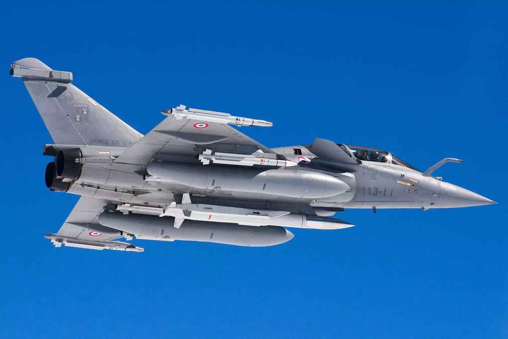 Rafale B du EC 1/4 Gascogne équipé d'un missile air-sol stratégique ASMP-A, de deux MICA IR et deux MICA EM.