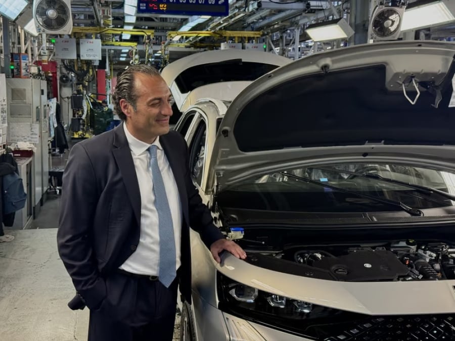 Antonio Filosa, le CEO de Stellantis, dans l'usine de Mulhouse, le 2 juin 2026.