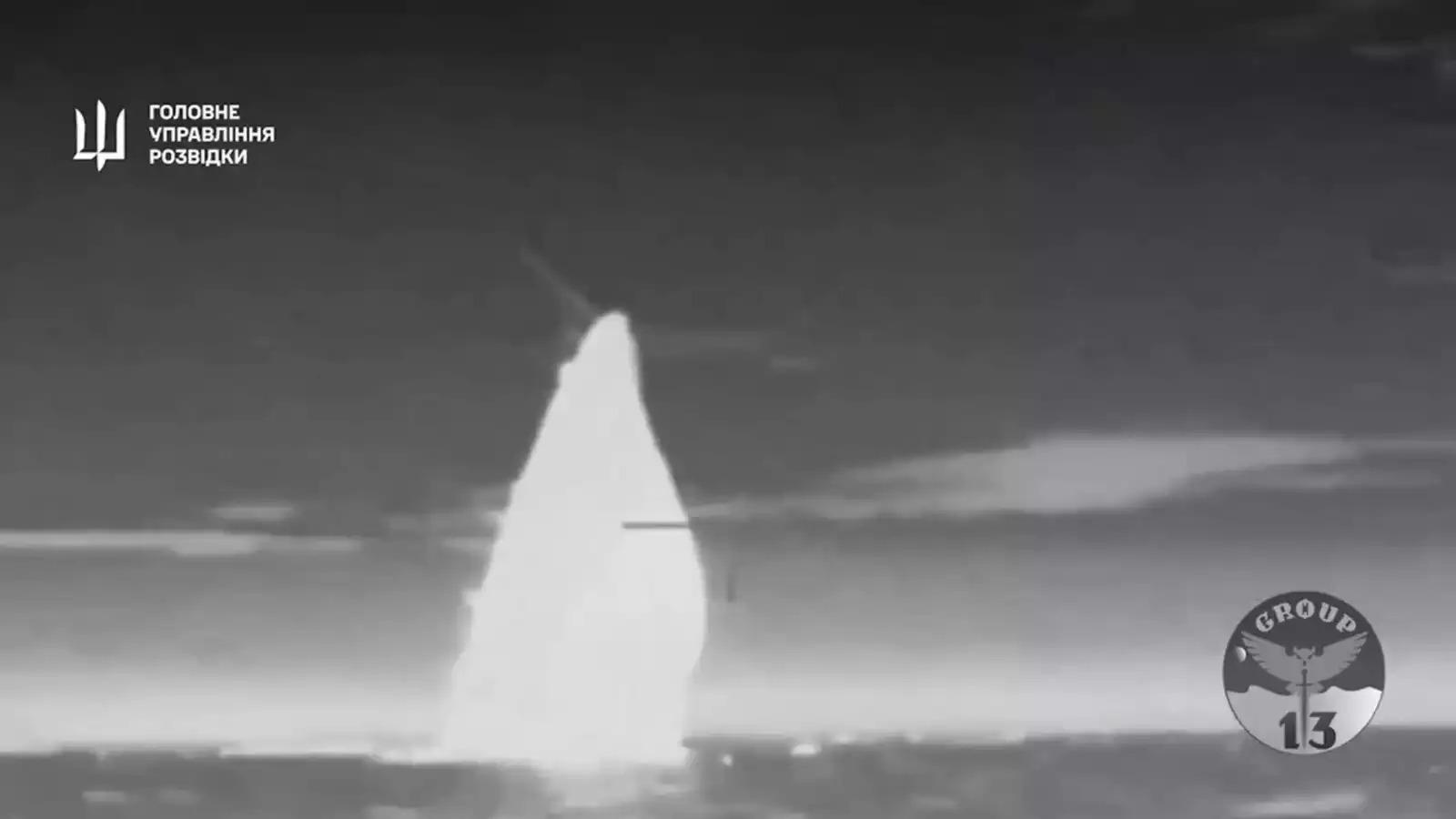 Proue d'une corvette lance-missiles Tarantul III russe en train de sombrer après avoir été attaquée par des USV ukrainiens.