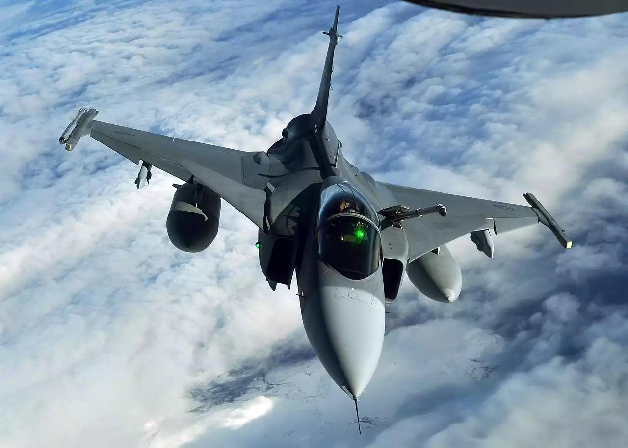 Un Gripen en vol au-dessus de la Norvège lors de l'exercice Arctic Challenge, en 2013.