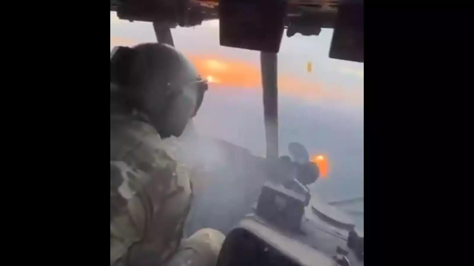 Le mitrailleur avant d'un hélicoptère de transport moyen Mi-8 Hip ukrainien vient d'abattre en vol un drone russe (22 août 2024).