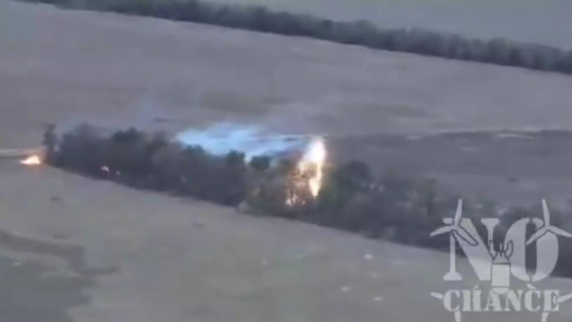Un drone ukrainien tapisse une tranchée russe de thermite dans un sous-bois (2 septembre 2022).