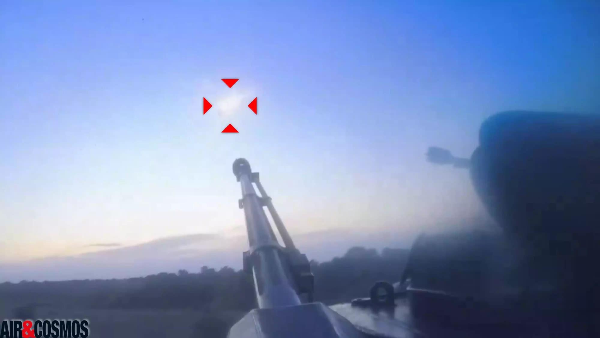 Destruction en plein vol d'un drone suicide Shahed russe par un Flakpanzer Gepard ukrainien.