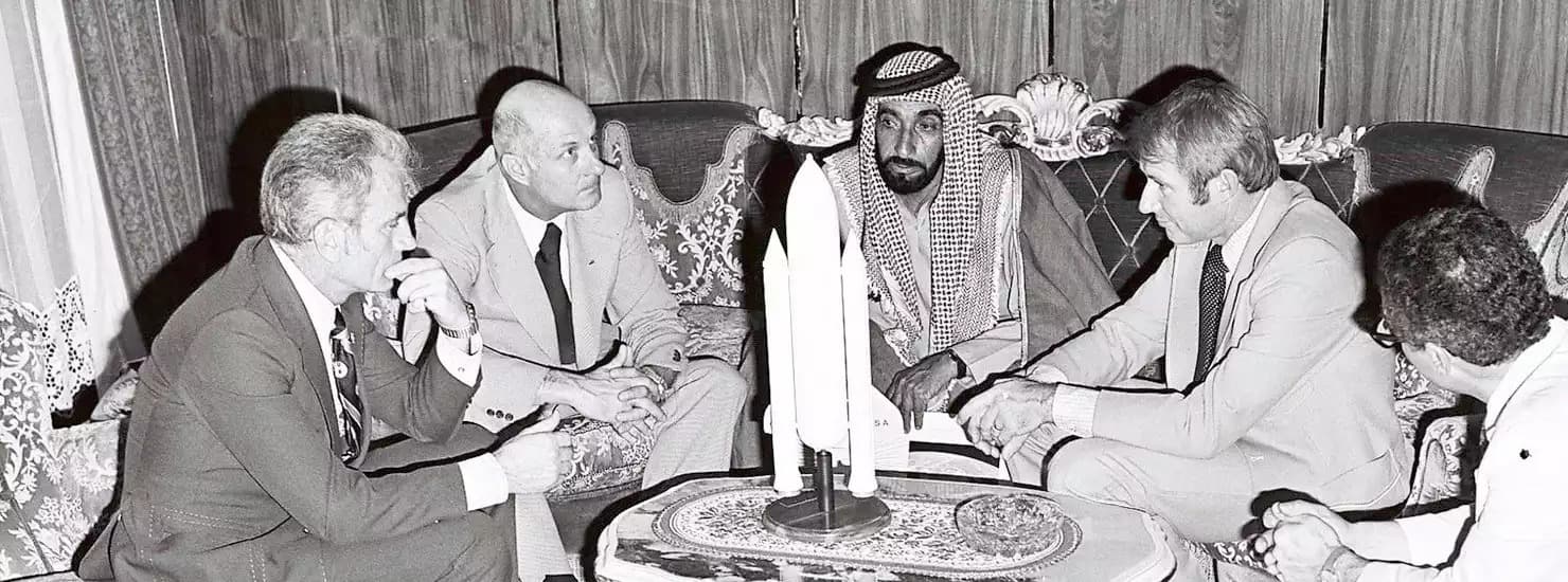 1970. Le Cheikh Zayed bin Sultan Al Nahyan rencontre des représentants de la Nasa.