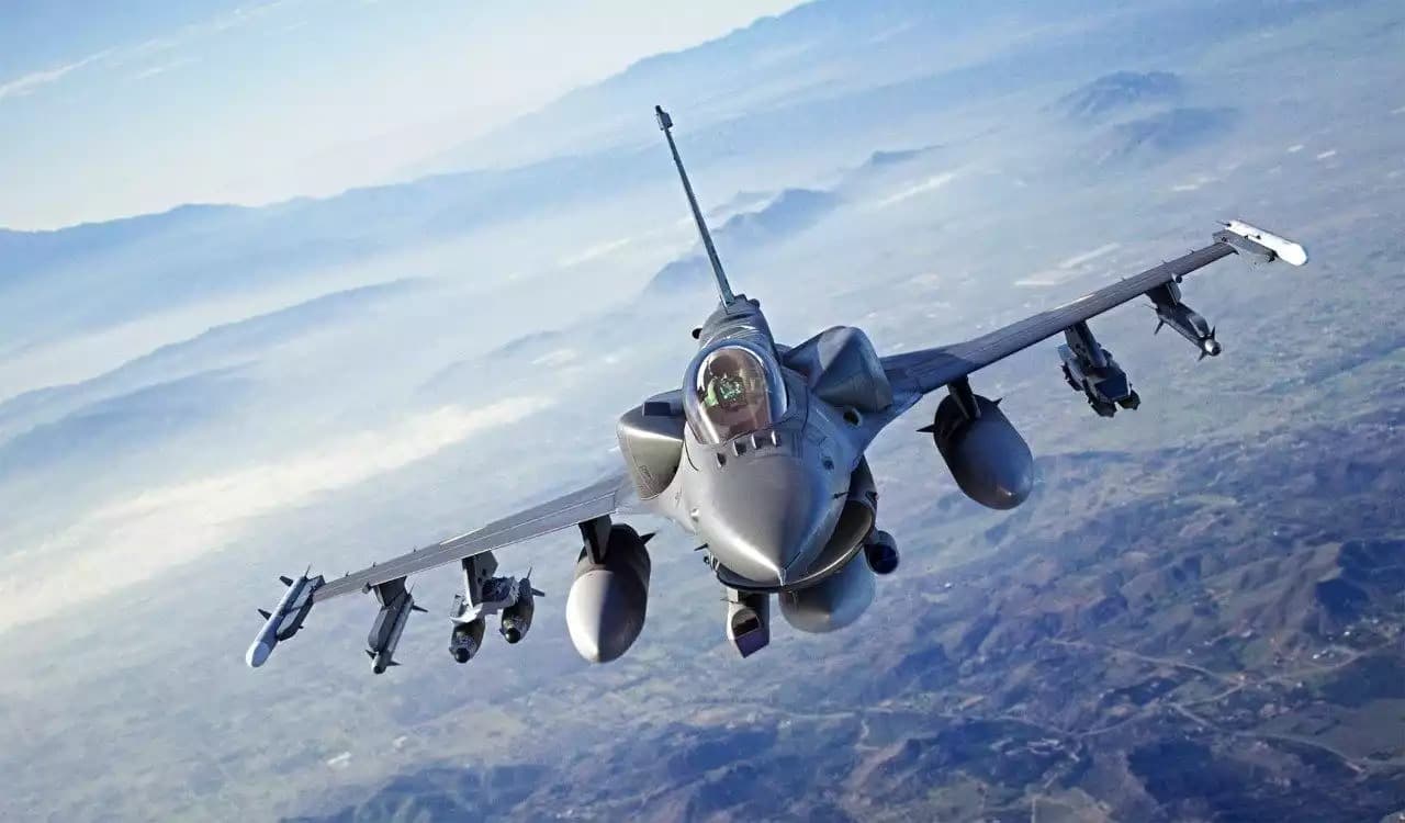 Avion de combat F-16V (Block 70) en configuration air-sol et équipé de réservoir conformes.