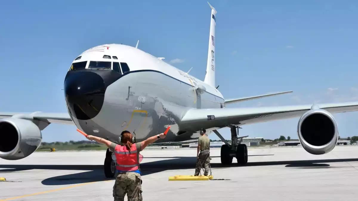 WC-135R Constant Phoenix au sol.