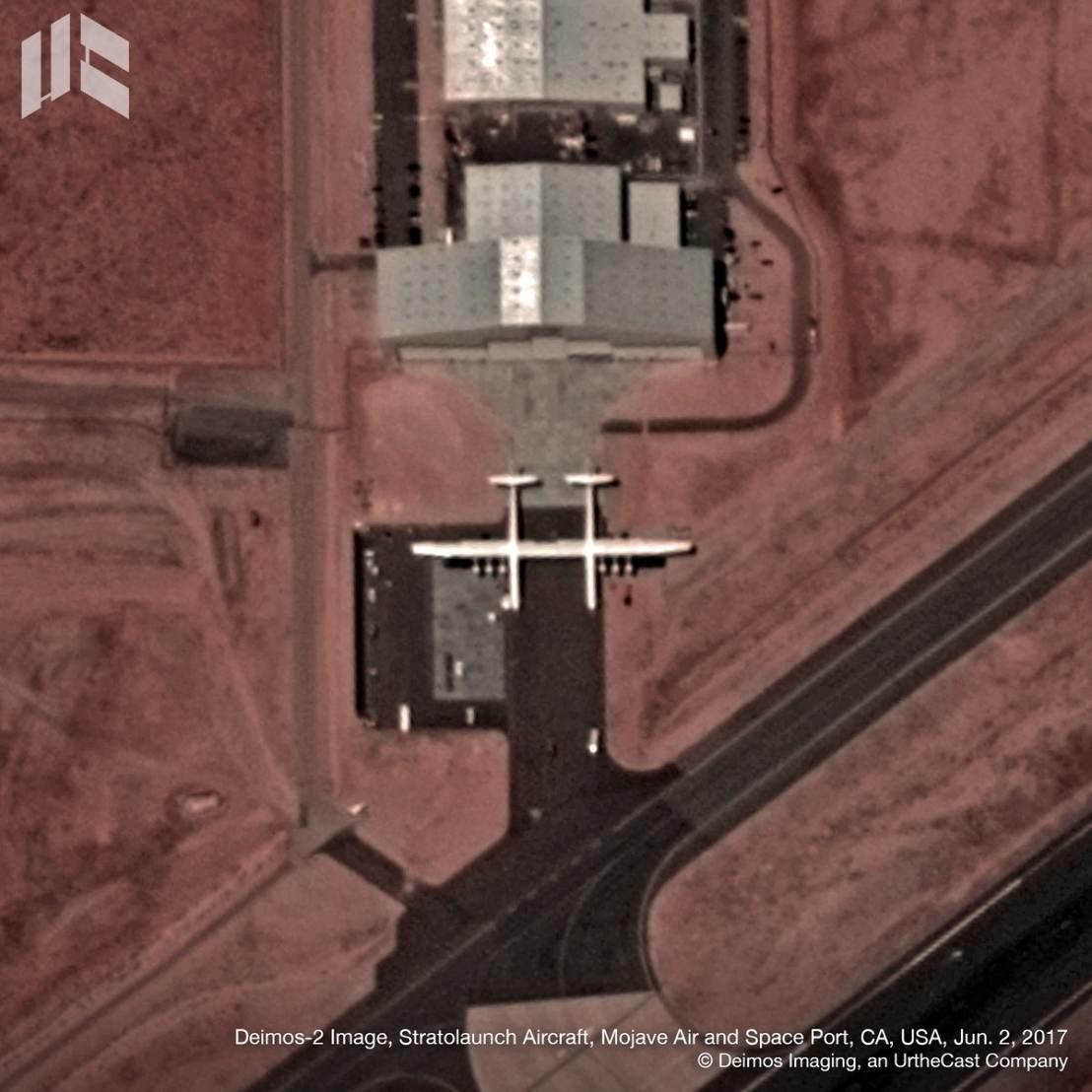 Le Stratolaunch hors de son hangar depuis 620 km d'altitude, le 2 juin 2017.