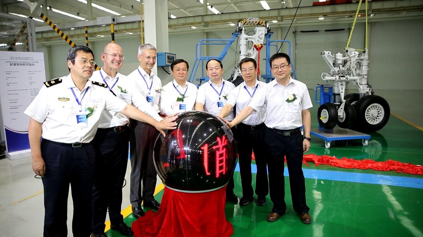 Liebherr LAMC Aviation Co., Ltd, la coentreprise formée par la société chinoise LAMC et la société allemande Liebherr-Aerospace Lindenberg GmbH a livré à COMAC son premier train d'atterrissage d'ARJ21.