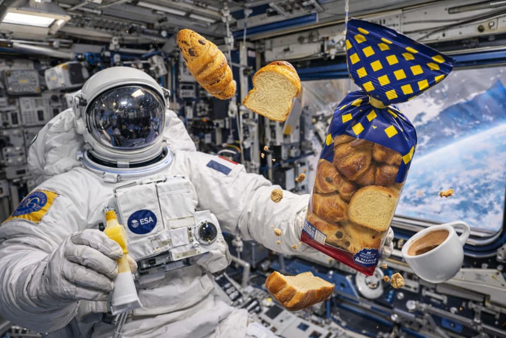 Astronaute avec pâtisseries flottantes en orbite