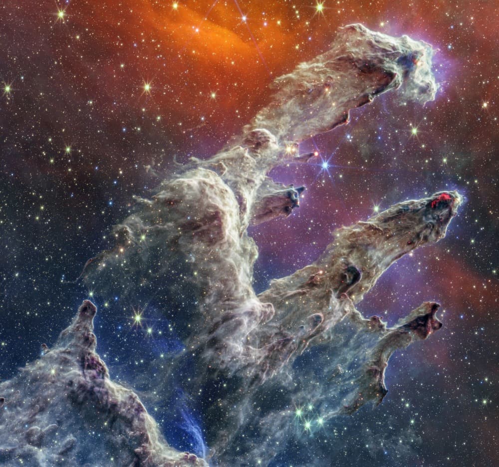 Les Piliers de la Création observés par le télescope spatial James Webb dans la nébuleuse de l’Aigle, à environ 6 500 années-lumière de la Terre.